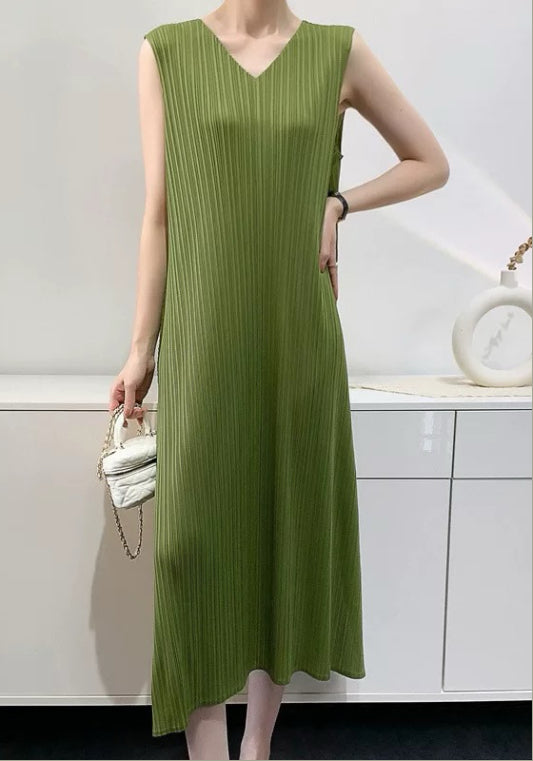 V領百褶連衣裙